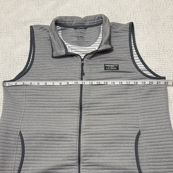 L.L. Bean Light Gray Quilted Vest - Picture 4 of 5